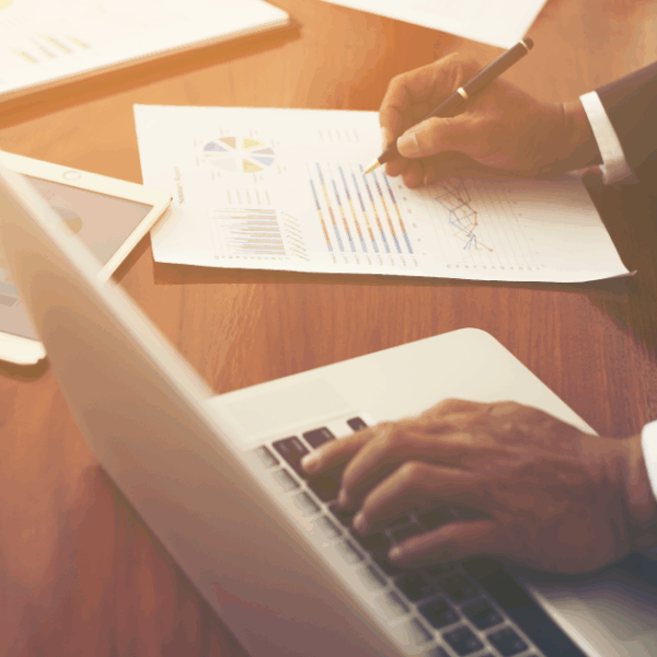 Como garantir compliance na nuvem e segurança de dados financeiros na AWS?